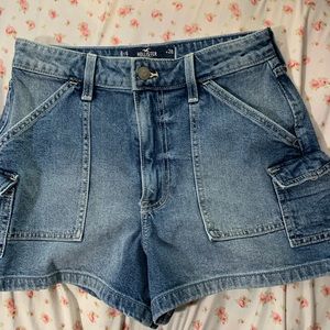 HOLLISTER ULTRA HIGH-RISE LIGHT WASH
DENIM CARGO MOM SHORTS